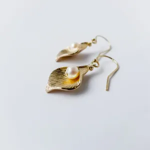 Calla earrings / fresh water pearls / Short earrings