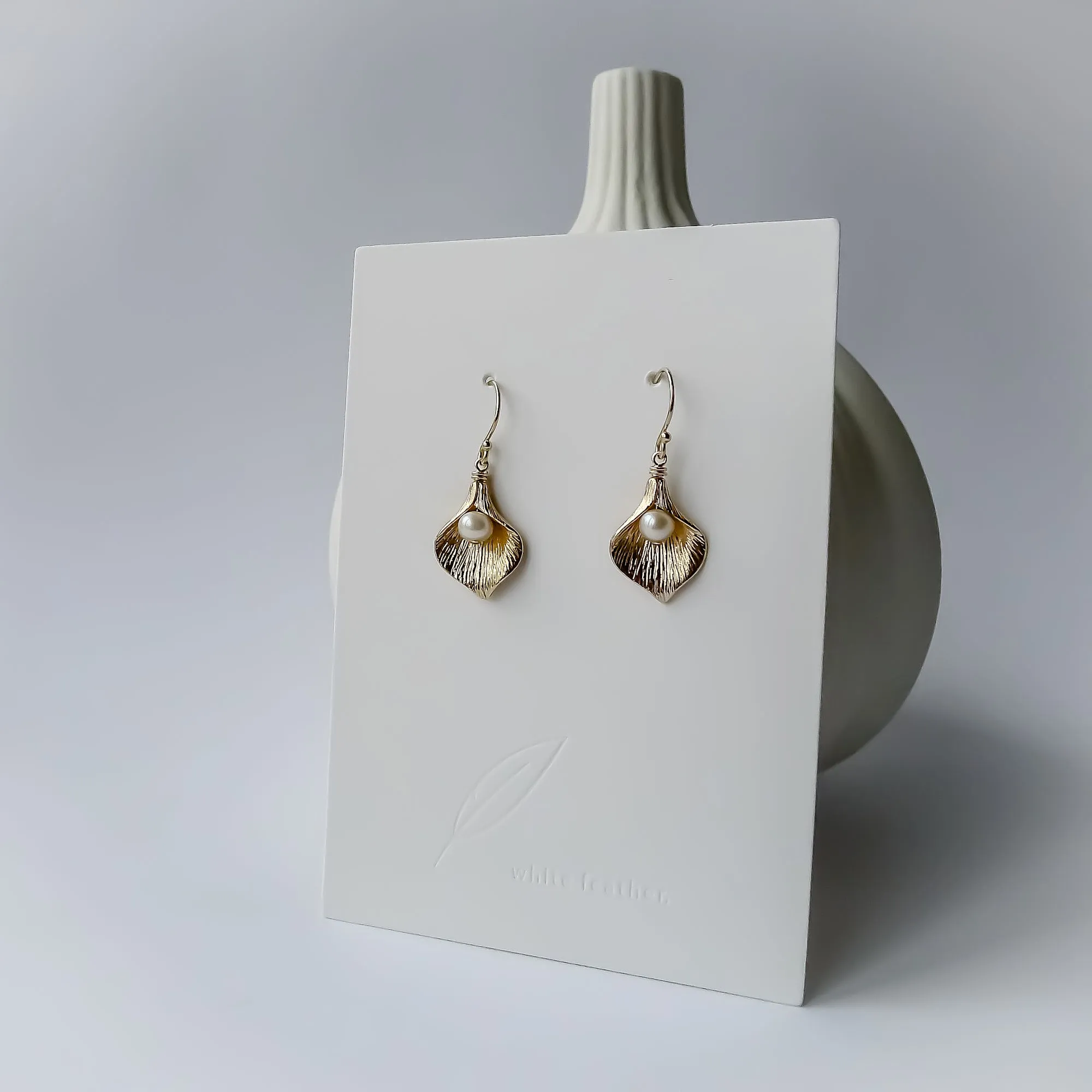 Calla earrings / fresh water pearls / Short earrings