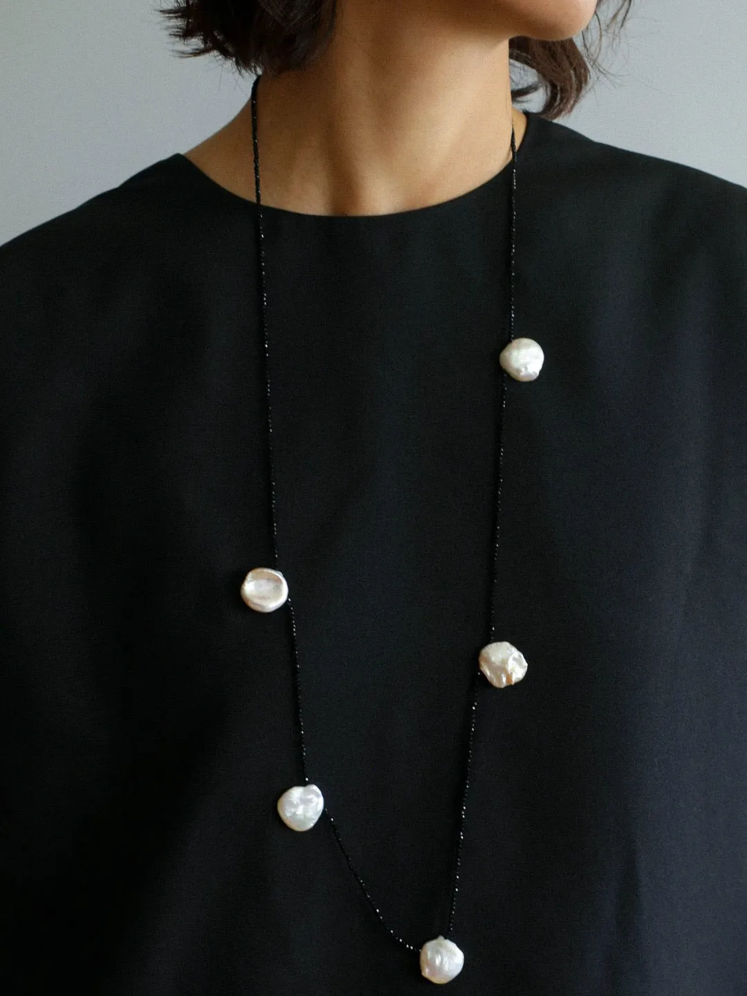 Large Petal Baroque Pearl Black Spinel Necklace-Five Pearls