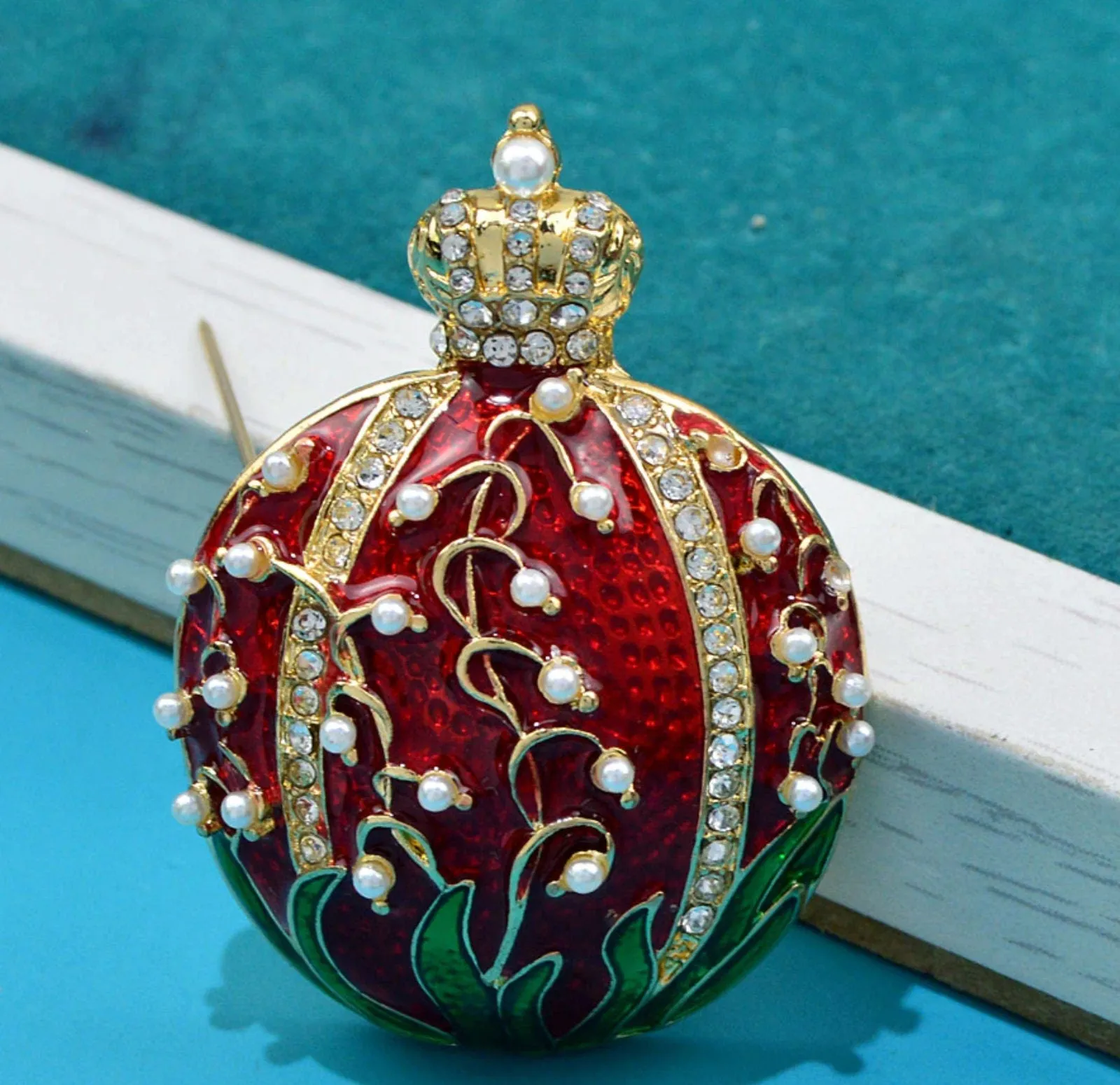 Pomegranate crown brooch vintage look gold plated broach celebrity queen pin i23