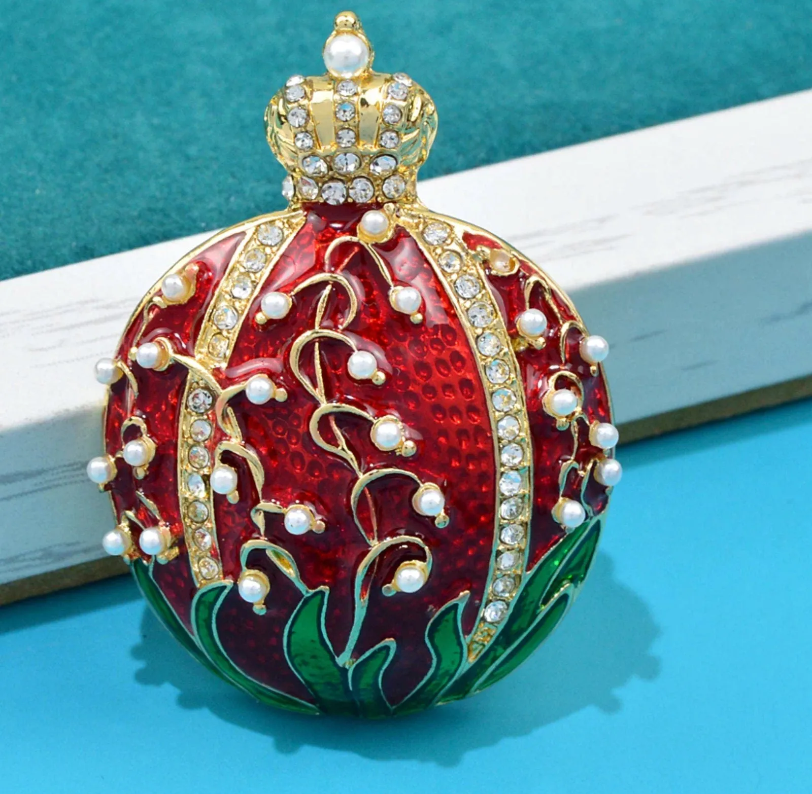 Pomegranate crown brooch vintage look gold plated broach celebrity queen pin i23