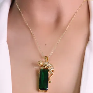 RITZY LUXURY EMERALD LEOPARD PENDANT NECKLACE